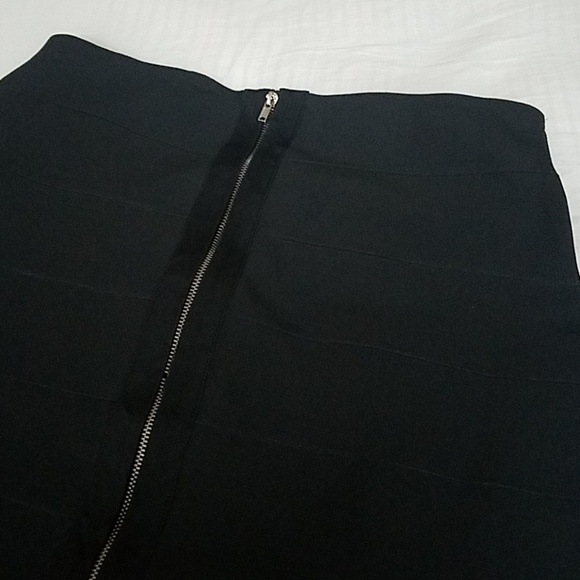 Zip-up Bandage Skirt in Black - Picture 3 of 3